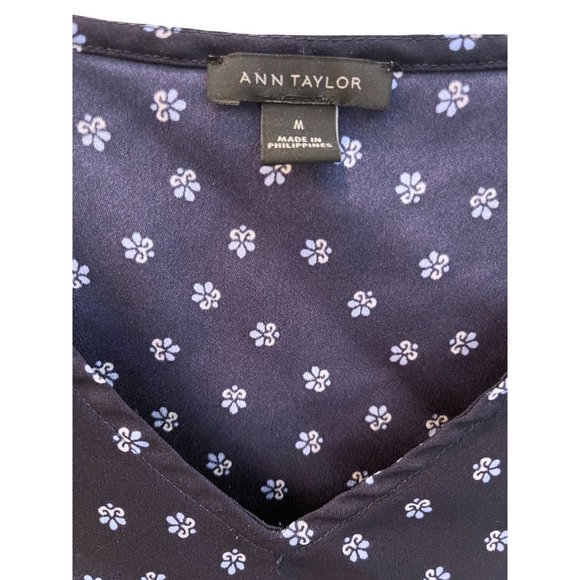 ANN TAYLOR FLUTTER SLEEVE NAVY MINI FLEUR-DE-LIS LIGHTWEIGHT TOP, SIZE MEDIUM - Picture 2 of 3
